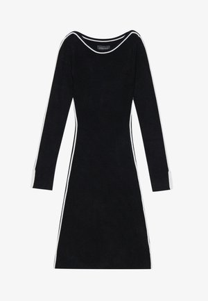 Czarna sukienka z długim rękawem o dopasowanej sylwetce. Posiada białe paski po bokach i szeroki okrągły dekolt. Miękka struktura materiału i prosty design.