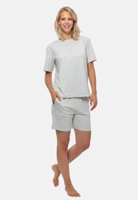 Grau Baumwolle Lounge-Set mit einem kurzärmeligen Oberteil und knielangen Shorts, in entspannter Passform und glatter Textur.