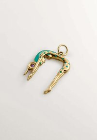 Colgante figurativo en tono dorado con forma flexible y curvada. Presenta acentos en turquesa y una piedra preciosa púrpura. Acabado suave y pulido.