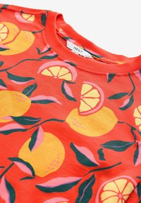 SHORT SLEEVE CREW NECK - Marškinėliai su spaudiniu - lemon print graphic red