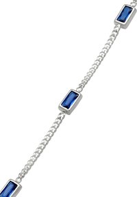 Zilveren schakelarmband met rechthoekige blauwe edelstenen die gelijkmatig over de schakels zijn verdeeld, met een gladde, glanzende afwerking.
