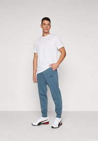 Puma LOGO PANTS - Teplákové kalhoty - gray skies