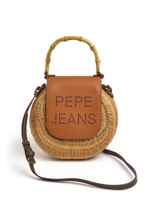Sac à main rond en osier avec un rabat en cuir marron clair embossé "PEPE JEANS", poignée en bambou et bandoulière réglable de couleur marron foncé sur fond blanc.