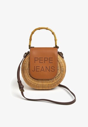 Sac à main rond en osier avec un rabat en cuir marron clair embossé "PEPE JEANS", poignée en bambou et bandoulière réglable de couleur marron foncé sur fond blanc.