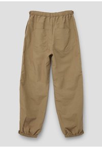 Beige, lichte, comfortabele broek met een elastische tailleband en enkelboorden. Voorzien van twee achterzakken en minimale stikdetails.