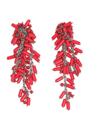Pendientes colgantes con racimos de cuentas rojas cilíndricas y redondas unidas por cadenas plateadas, creando un efecto en cascada.
