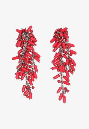 Ripats-kujulised kõrvarõngad, millel on punaste silindriliste ja ümmarguste helmeste kogumikud, mis on ühendatud hõbedaste kettidega, luues kaskaadse efekti.