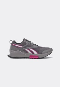Chaussure de sport grise avec dessus en mesh, lacets noirs, bandes latérales blanches et roses, et semelle épaisse avec accent rose sur fond blanc.