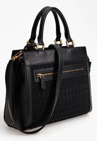 Borsa nera con texture intrecciata, hardware dorato, doppi manici superiori e una tracolla regolabile. Presenta una tasca frontale con zip e un design strutturato.