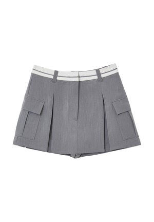 Pantaloni corti grigi plissettati con tasche frontali, una cintura bianca e una texture liscia. Progettati per una vestibilità su misura con una silhouette moderna.