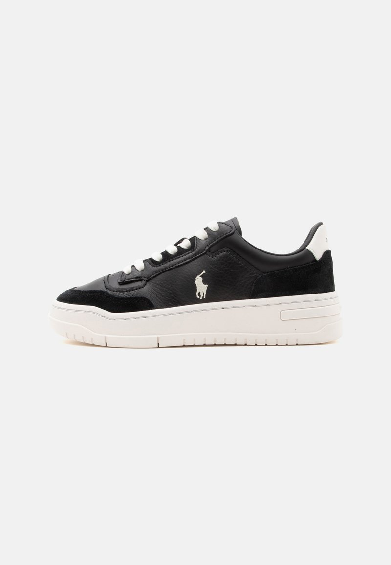 Μαύρο χαμηλό sneaker με λευκή σόλα και κορδόνια, με λογότυπο λευκού πολο παίκτη στην πλευρά και λευκή λωρίδα στη φτέρνα.