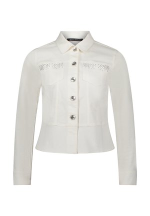 Witte cropped jas met lange mouwen, vijf zilveren knopen aan de voorkant, twee borstzakken met kleine decoratieve studs en een kraag.
