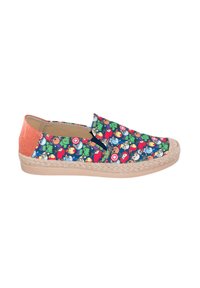 Espadrille colorido de slip-on con parte superior de algodón que presenta un patrón de personajes de dibujos animados, suela de yute color tostado y un acento de tela naranja en el talón.