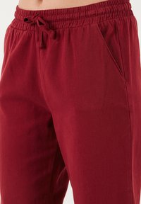 LELA REGULAR FIT - Hlače - bordeaux