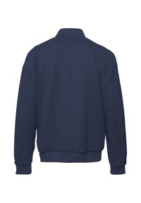 Marinblå bombarjacka i ett slätt tyg, med ribbad mudd och nederkant, samt en klassisk krage. Har en enfärgad baksida utan synliga knäppningar.