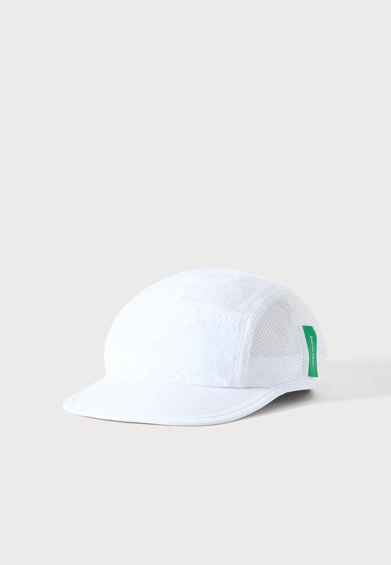Casquette légère blanche avec des panneaux latéraux en mesh et une étiquette verte sur le bord, présentée sur un fond uni.