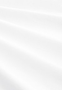 Tejido blanco con textura suave, que presenta pliegues suaves y sombras sutiles, creado a partir de material ligero.