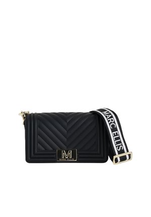 Borsa a tracolla trapuntata nera con targhetta in oro con logo "M Marc Ellis" e tracolla in tessuto bianco e nero regolabile con nome del marchio.