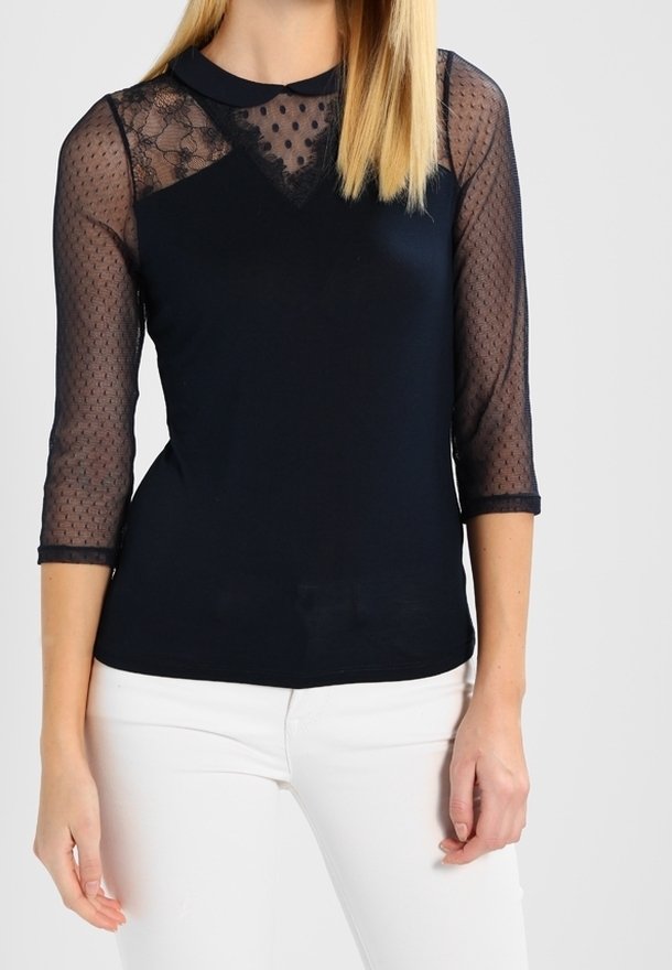 Granatowa bluzka z przezroczystymi rękawami 3/4 w groszki, koronkowymi detalami przy dekolcie oraz dopasowanym, jednolitym dołem.