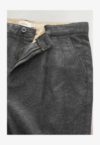 Niewybrane, charcoal grey