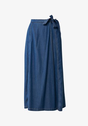 Falda envolvente de mezclilla en azul oscuro con cinturón de lazo. Presenta un diseño largo y fluido, con costuras visibles en la parte delantera. Textura suave.