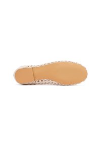 Zapato plano tejido beige con una superficie texturizada y una suela de goma lisa. Presenta una puntera redondeada y un diseño minimalista.