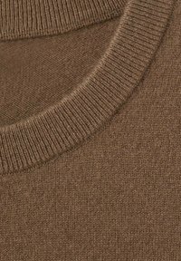 Brauner gestrickter Pulloverstoff mit ribbeligem Rundhalsausschnitt, der eine glatte Textur und sichtbare Steppdetails aufweist.