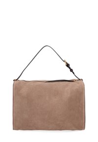 Tan suedine tas met een zwarte leren hengsel en gouden hardware, met een rechthoekige vorm, een gladde textuur en een ritssluiting bovenaan.
