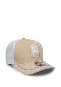 Beżowa czapka z teksturowanym wzorem w rybią łuskę, biała siateczkowa tył, a także naszywka z logo przedstawiająca byka i napis "VISA PR". Fioletowe akcenty na daszku.