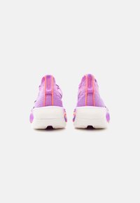 Ζεύγος ελαφριών δετών παπουτσιών τρεξίματος σε μωβ και πορτοκαλί, ορατά από πίσω σε λευκό φόντο.