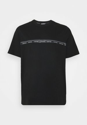 Schwarzes Baumwoll-T-Shirt mit kurzen Ärmeln, Rundhalsausschnitt und einem quer verlaufenden Streifen mit dem Schriftzug "Calvin Klein" über der Brust.