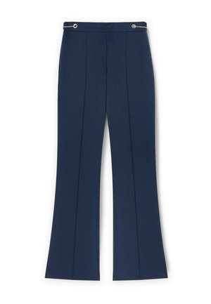 Pantalons évasés bleu marine avec une texture lisse, deux plis avant, et des accents de boutons dorés à la taille, avec un détail en chaîne.