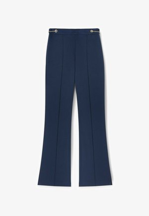Pantalons évasés bleu marine avec une texture lisse, deux plis avant, et des accents de boutons dorés à la taille, avec un détail en chaîne.