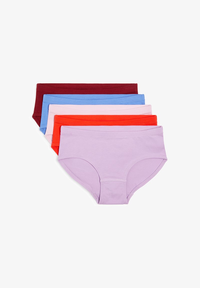 Cinq paires de culottes en coton pour femmes en violet, rouge, rose, bleu et bordeaux, disposées en rangée empilée sur un fond blanc.