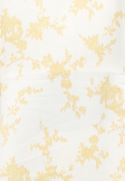 Λευκό ύφασμα με διακριτικό, διασκορπισμένο κίτρινο λουλουδένιο σχέδιο που περιλαμβάνει λεπτούς κλάδους και μικρά άνθη.