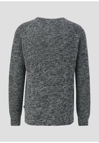 Grijze gebreide trui met een gestructureerd patroon, voorzien van lange raglanmouwen en een ronde halslijn. Zacht materiaal met een ontspannen pasvorm.