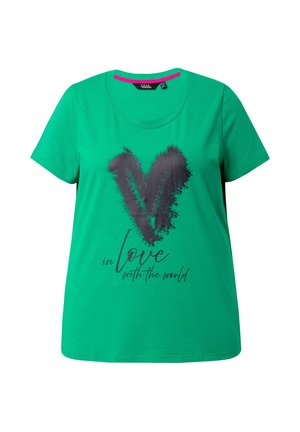 Groen katoenen T-shirt met een grote zwarte hartgrafiek en de tekst "in love with the world" in wit onder het hart, ronde neklijn.