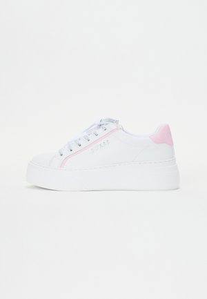 Sneakers platform bianchi con accenti rosa, caratterizzate da una tomaia testurizzata, punta rotonda e occhielli metallici per i lacci. Logo del marchio sul lato.