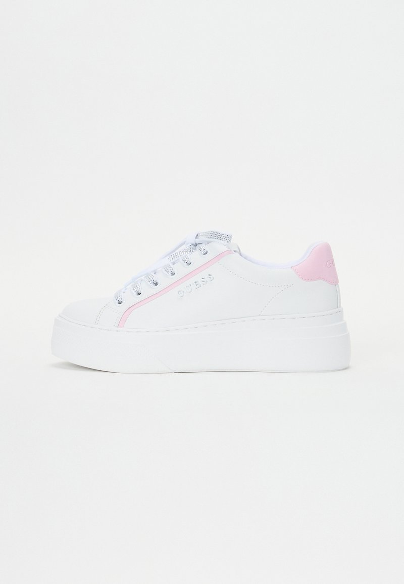 Sneakers platform bianchi con accenti rosa, caratterizzate da una tomaia testurizzata, punta rotonda e occhielli metallici per i lacci. Logo del marchio sul lato.