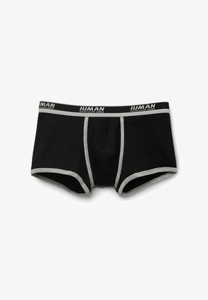 Boxer da uomo neri in cotone con cintura elastica grigia con la scritta "Intimissimi Uomo". Materiale morbido e dettagli di cucitura a contrasto.