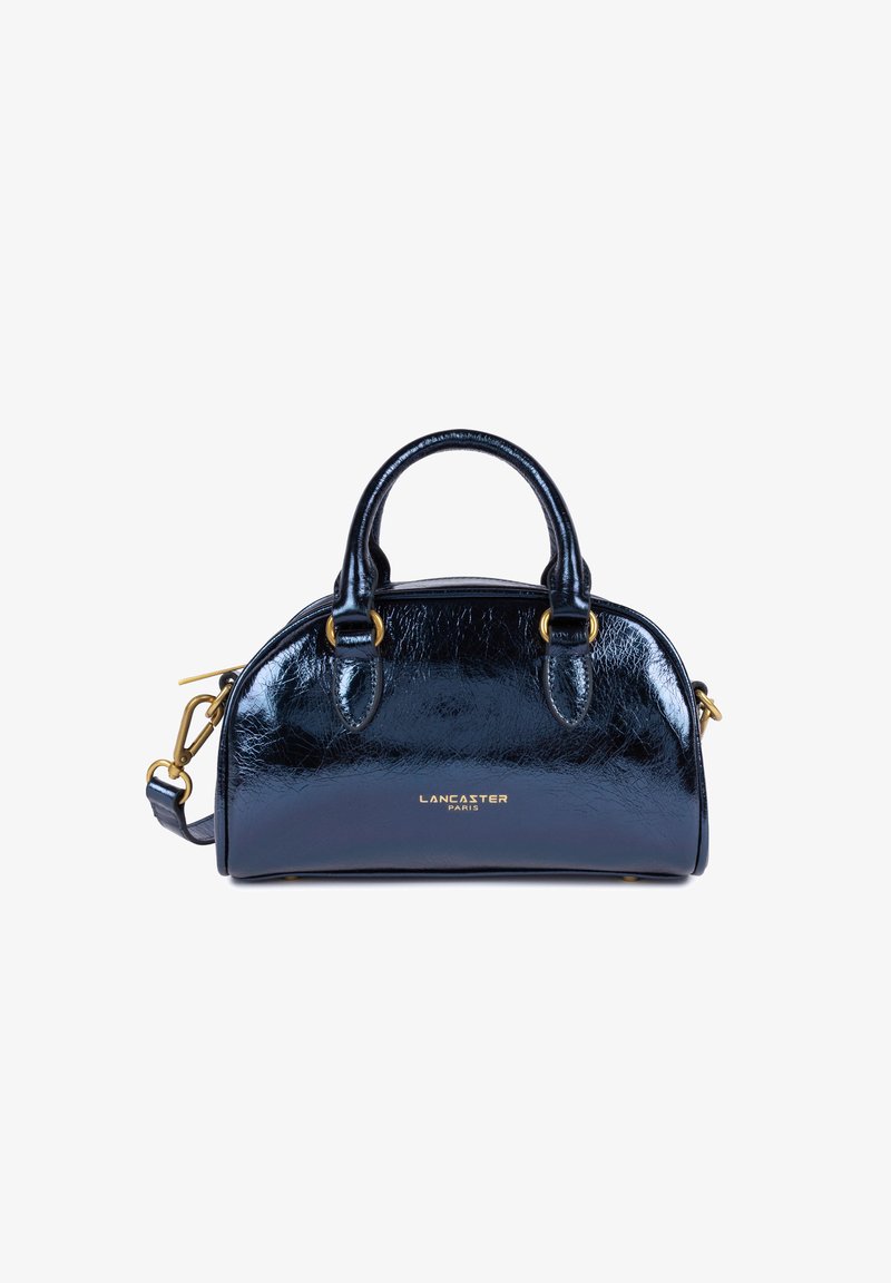 Sac en cuir verni bleu marine au design structuré, avec deux poignées supérieures, une bandoulière amovible et un logo doré sur le devant.