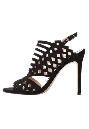 Zwarte suède sandalen met hoge hak, voorzien van uitgesneden geometrische patronen, open teen, slingbackbandje met gesp en een slanke stilettohak.