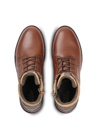 Botas de tobillo de cuero marrón con parte superior texturizada, cuello en contraste en tono bronceado, puntera redonda, agujetas resistentes y un interior acolchado, etiquetadas como "BULL BOXER."