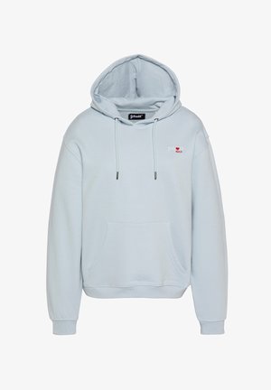 Sweat à capuche bleu clair avec poche avant, cordons de serrage sur la capuche, et petit logo brodé "5th N.Y.C" avec un cœur rouge sur la poitrine.