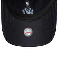 Sötét, strukturált dizájnnal rendelkező fekete sapka, amelynek sötét alsó része van, és a karimáján egy kör alakú, baseballra hasonlító ezüst címke található.