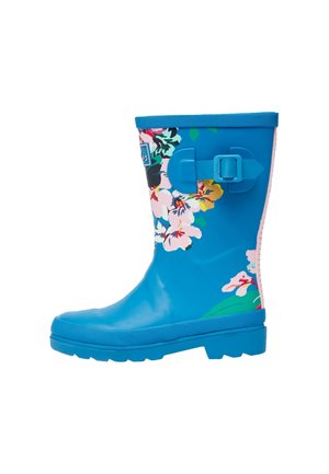 Niebieska gumowa kalosz z różowymi, białymi i żółtymi kwiatowymi wzorami oraz regulowanym paskiem z klamrą po zewnętrznej stronie.