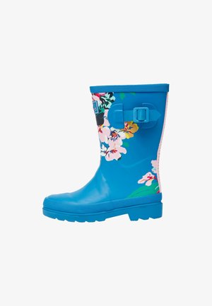 Niebieska gumowa kalosz z różowymi, białymi i żółtymi kwiatowymi wzorami oraz regulowanym paskiem z klamrą po zewnętrznej stronie.