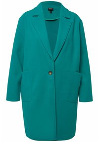 Teal, oversized kavaj tillverkad av ett mjukt tyg. Har en kantsydd krage, enkel knappstängning och två framfickor.