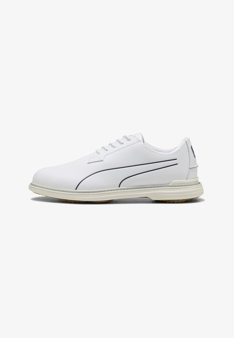 Sapato de couro branco com bico arredondado, fecho de atacadores, design de risca azul marinha subtil e sola de borracha texturizada. Silhueta leve e elegante.