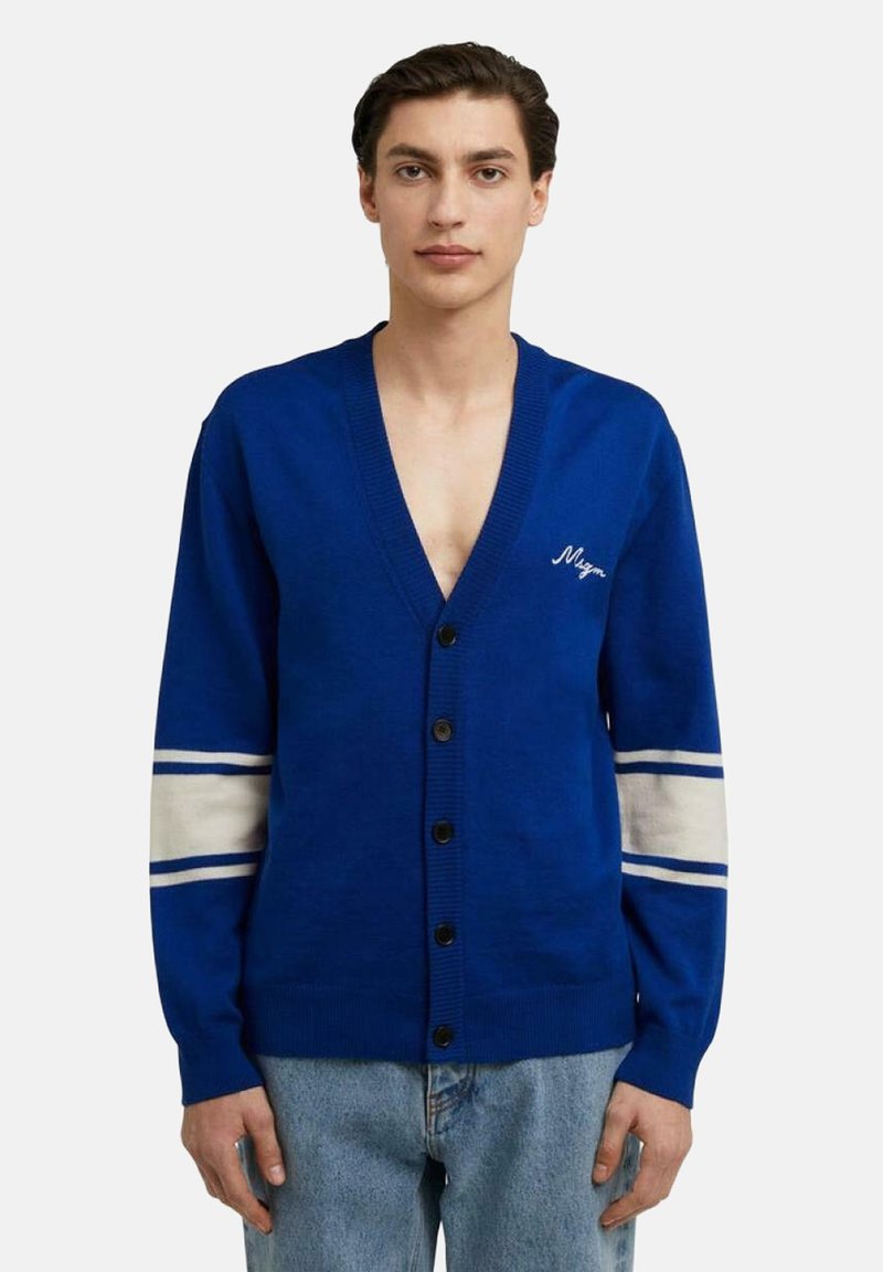 Cardigan blu lavorato a maglia con profondo scollo a V, bottoni neri e strisce bianche sulle maniche. Presenta testo ricamato sul petto, texture morbida.